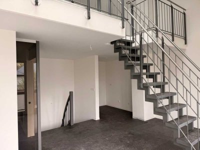 Hochwertige 4-Raum Maisonette-Wohnung auf drei Ebenen mit zwei Balkonen + zwei Bäder & Stellplatz