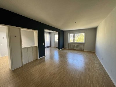 Wunderschöne 2ZKB-DG-Wohnung
mit Garage zu vermieten