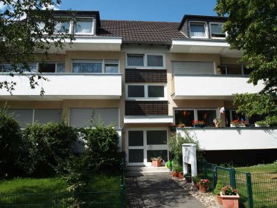 Ruhige, sonnige, 2-Zimmer-Dachwohnung im Grünen. Toplage in Küdinghoven.