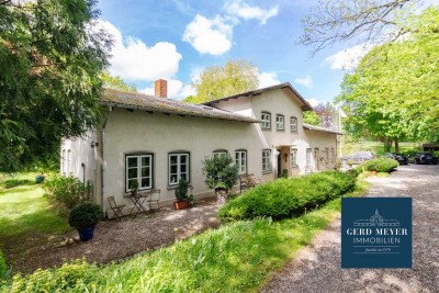 repräsentatives Landhaus mit Parkgrundstück, Pferdestall und Scheune in schöner Alleinlage