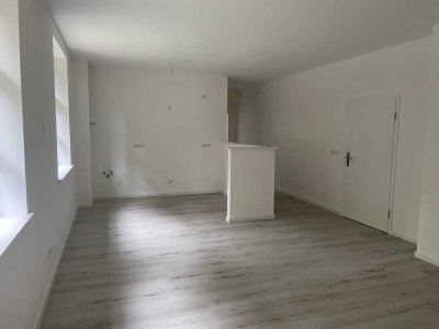 neu sanierte 2-R-Whg., Tageslichtbad mit Dusche, offene Wohnküche