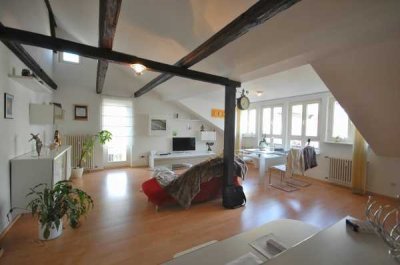INDIVIDUELL UND KREATIV -
Loftartiges Dachstudio Nähe Nerotal