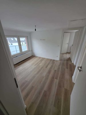 Erstbezug nach Kernsanierung – helle 2-Zimmer-Dachgeschosswohnung mit Gartenmitnutzung & Pool