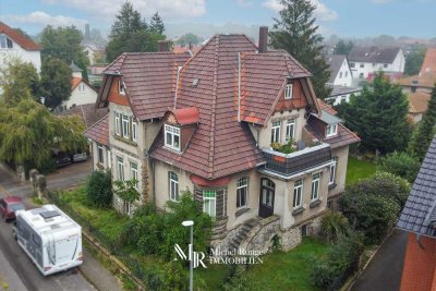Schöne Villa mit drei Wohnungen, separatem Bungalow und Nebengebäude
