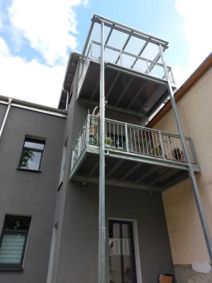 Schöne gemütliche Dachgeschosswohnung mit offener Wohnküche und Balkon. Zentral gelegen