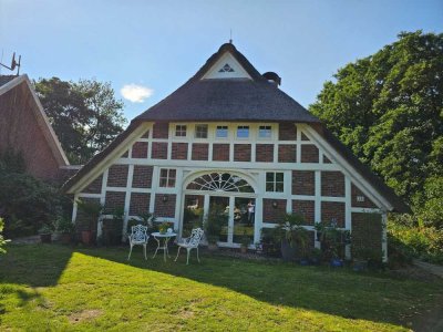 Reetdach-Romantik trifft Weitblick – ein Anwesen mit Charakter und Potenzial