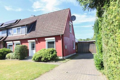 Viel Platz, viel Potenzial: Charmante Doppelhaushälfte mit großem Garten in Barmstedt
