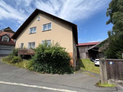 Großzügiges Einfamilienhaus mit Nebengebäuden am Fuße der Burg Falkenberg!