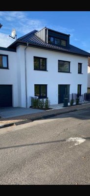Moderne Neubau-Villa im Taunus mit Einliegerwohnung, Garten und Nähe zu Frankfurt