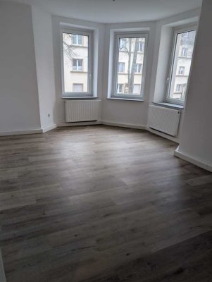 Neu sanierte 80 m² 3-Zimmer Wohnung mit Balkon im 1. OG