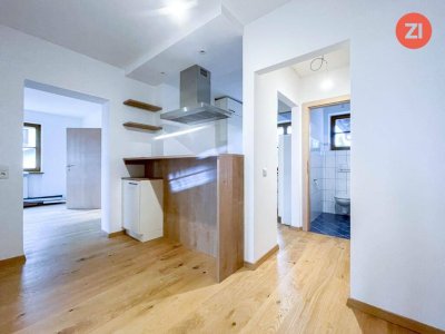 Schöne 3- Zimmer Wohnung mit kleinem Wintergarten im 1. Stock