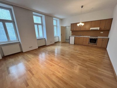 SINGLE-/ PÄRCHENWOHNUNG IN SCHÖNEM ALTBAU - MIT LIFT