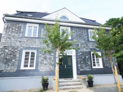 Kernsaniertes Herrenhaus mit traumhaftem Garten in bester Lage von Köln-Dünnwald