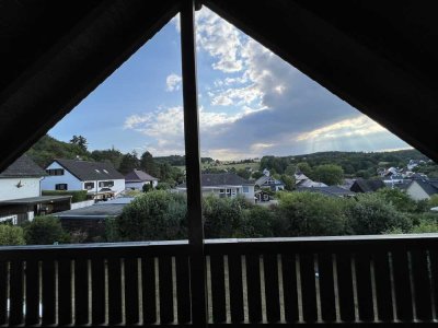 Wunderschöne geräumige und helle 3,5 Zimmerwohnung in ruhiger Lage mit Loggia und Balkon