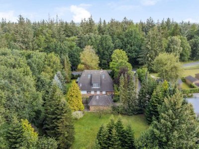 Geräumiges Haus mit 2 Einheiten in schöner Waldrandlage mit Bebauungsreserve in Küstennähe NF