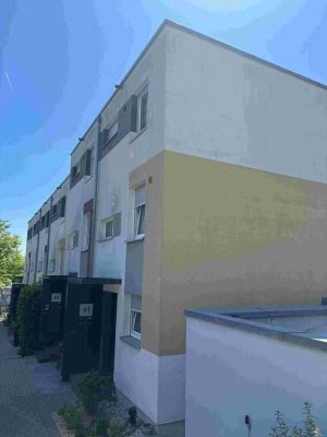 Exklusives, neuwertiges 5-Raum-Reihenhaus mit gehobener Innenausstattung und EBK in Möglingen