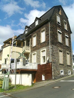 Traben-Trarbach/OT Traben: Renovierungsbedürftiges Reihenendhaus mit Freisitzen und Stellplatz