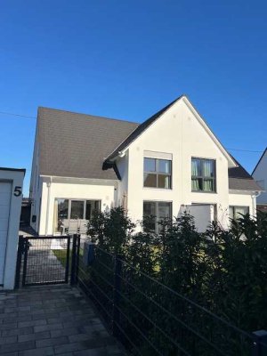 Exklusive Doppelhaushälfte von 2022 | KfW 55 | 5 Zimmer | Luxusausstattung | 164 m² | Südterrasse