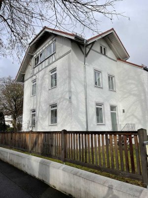 Helle möblierte 1-Zimmer-Garten-Wohnung mit Einbauküche und Waschmaschine.