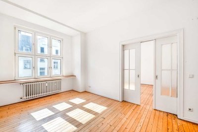 KAUFEN SIE BESTLAGE IM SANIERTEN ZUSTAND - 4-Raum Altbauwohnung mit Aufzug und Balkon!