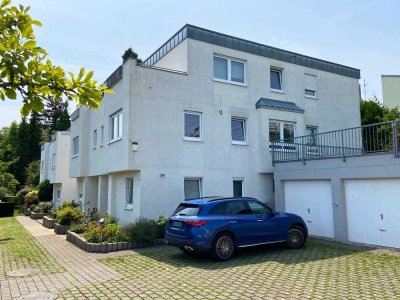 Gepflegte Doppelhaushälfte in Hanglage mit Einliegerbereich, Garten und zwei Garagen