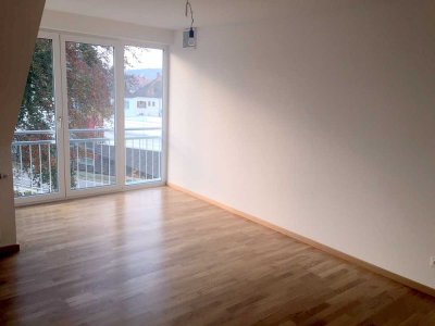 Helle 2-Zimmer-DG-Wohnung mit Parkett & 2 Stellplätzen