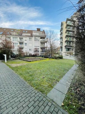 Edler Wohntraum mit Kamin: Wohnung mit 3 Zimmern sowie 1 Balkon, 1 Loggia(2Balkonen)und Einbauküche