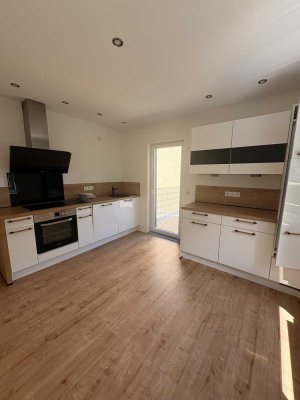Sanierte 3 Zimmer Wohnung mit Balkon und Einbauküche