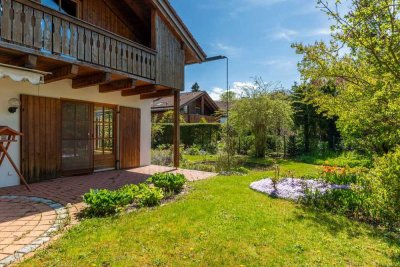 Schmuckes Einfamilienhaus im Landhausstil mit schönem Garten