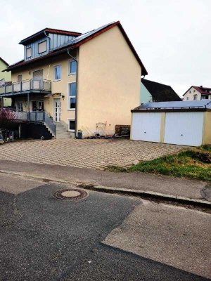 Schönes Zweifamilienhaus auf offenem Grundstück nahe Amberg