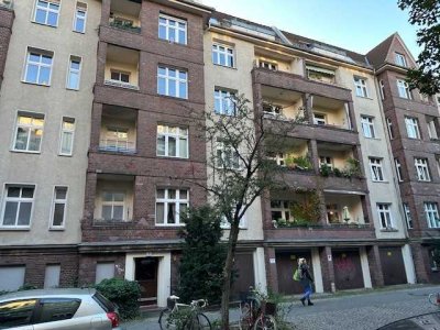 Provisionsfrei - stilvoll modernisierte 2 Zimmer Altbauwohnung in ruhiger Lage