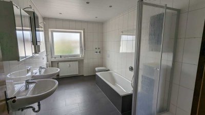 Frisch renovierte 5-Zimmer-Wohnung mit Balkon und Einbauküche in Volxheim