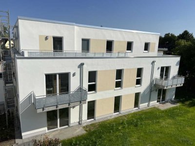 Barrierearm! 2-Zimmer-DG-Wohnung mit Duschbad, Einbauküche, Stellplatz, Terrasse