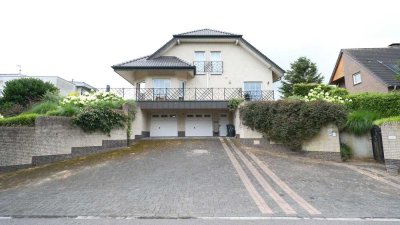 Moderne Villa mit Tiefgarage und schönem Garten.