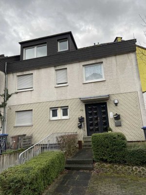 Bergisch Gladbach-Stadtmitte: Teilweise vermietetes Reihenendhaus mit Einlieger und Garage!