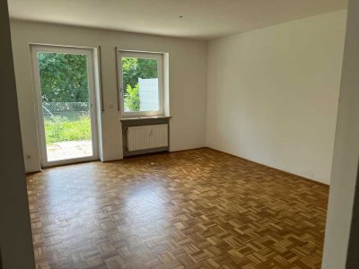 Helle Familienwohnung mit eigenem Garten, neuwertige Heizung und Fenster