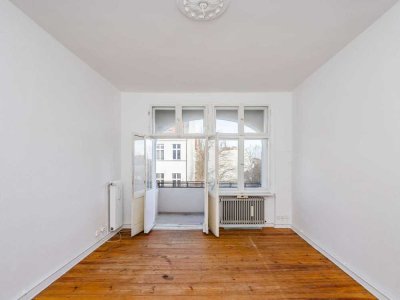 Altbauwohnung mit Balkon und viel Entwicklungspotenzial im beliebten Reuterkiez