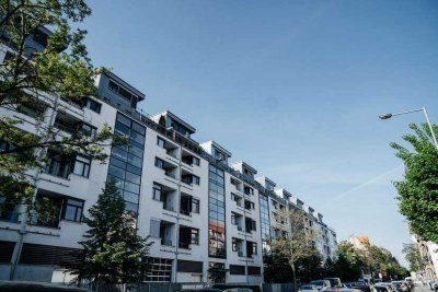 Sonnige möblierte 2-Zi.-Wohnung mit großer Dachterrasse und gehobener Innenausstattung mit EBK