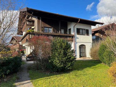 Helle, möblierte Ferienwohnung mit Gartenanteil, fußläufig zum Chiemsee