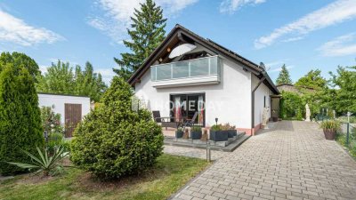 Lichtdurchfluteter Bungalow mit Garten, PV-Anlage und drei Garagenstellplätzen