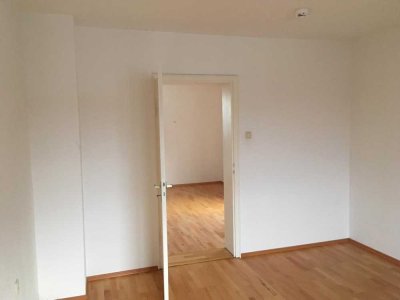 Schöne 3 Zimmer Wohnung in Augsburg Göggingen mit EBK u. Balkon