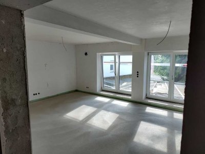 Erstbezug mit gr. Terrasse: Attraktive 2,5-Zimmer-Erdgeschosswohnung mit geh. Innenausstattung