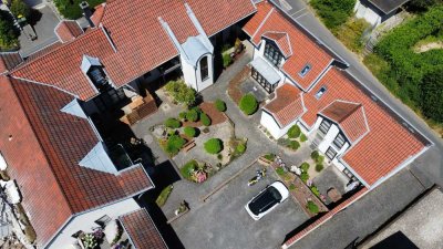 Kleines Haus im Haus: Helle 2,5 Zimmer Maisonette Wohnung mit Terrasse in gepflegter Hofanlage