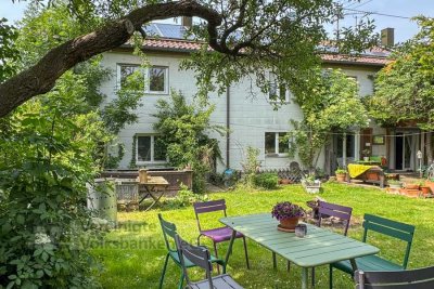 Charmantes Doppelhaus auf 833 m² Grundstück, Projektpotenzial für Investoren!!