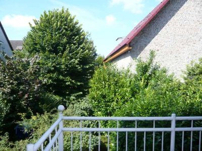 Zentrales Wohnen mit Blick ins Grüne: 2 Zimmerwohnung mit großem Balkon, ruhig gelegen