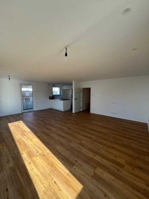 Moderne, helle 3,5 Zimmer (110m²) Neubauwohnung mit EBK, Beleuchtung, Garage + zusätzl. Stellplatz