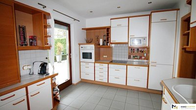 Einfamilienhaus zur Vermietung mit Doppelgaragen und 2 Stellplätzen