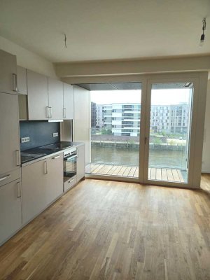 Helle 2-Zimmer Wohnung mit Loggia, Stellplatz und tollem Ausblick direkt am Wasser am Baakenhafen!