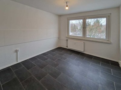Hier ist ganz viel Platz! - 4-Zimmer-Wohnung mit Balkon, frisch renoviert - ** AB AUGUST **!