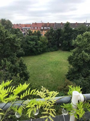 Sehr schöne, großzügig geschnittene 2-Zimmer Dachgeschosswohnung mit Blick ins Grüne